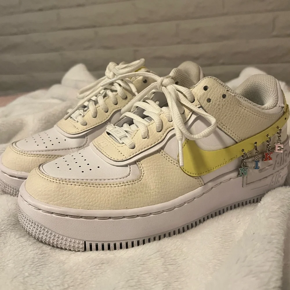 NIKE AIR FORCE WOMENS SIZE 7 CHARMS - Picture 1 of 7